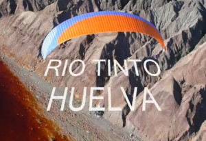 jason y karen volando en paramotor por el rio tinto