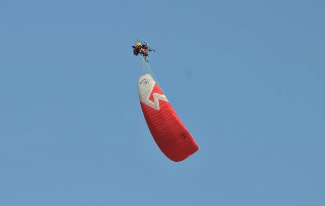raul rodriguez volando en paramotor